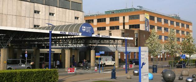 Surgeons perform pioneering knee operation at Southampton General Hospital
